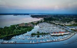 Huizen marina by drone