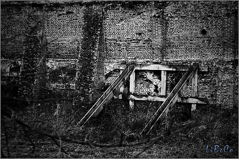 Supported wall