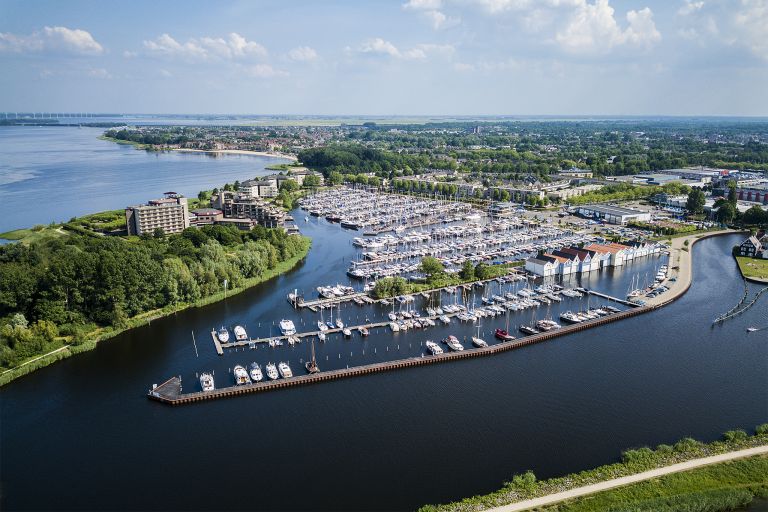 Huizen marina by drone