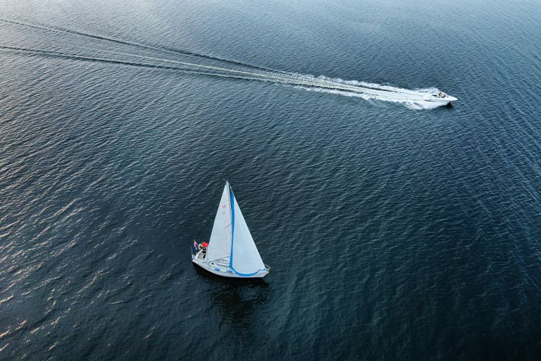 Sailing boat vs speedboat