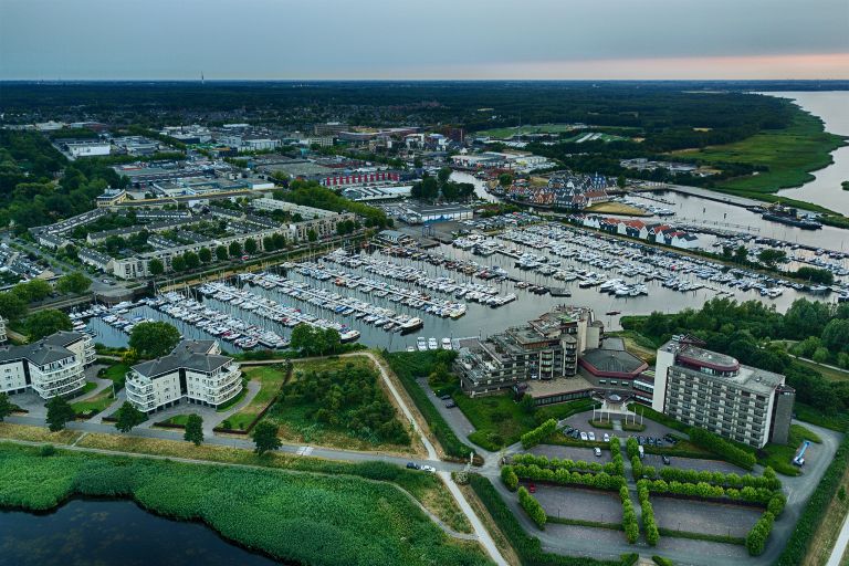 Huizen marina by drone