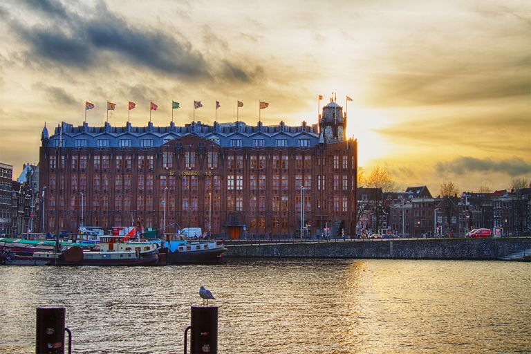 Het Scheepvaarthuis in Amsterdam